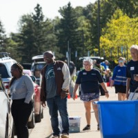 GVSU alumni helping new lakers unload their cars